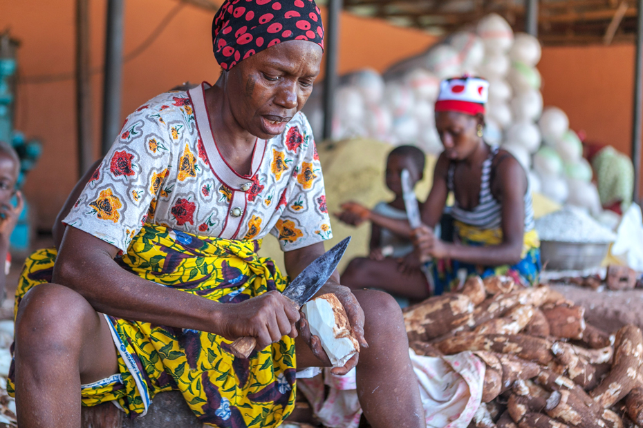 A woman processes Cassava into Garri at Ojapata production cluster.