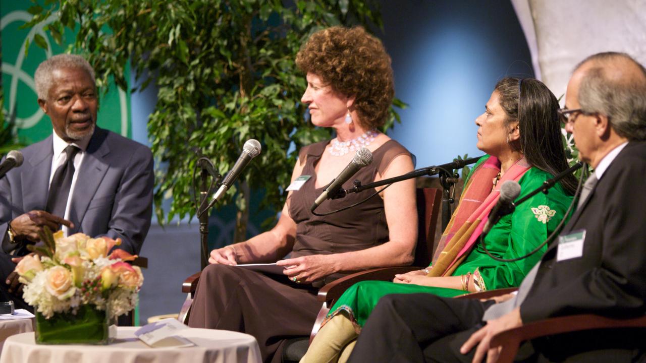 Kofi Annan speaking with Peggy Dulany, Sheela Patel, and Guilherme Leal
